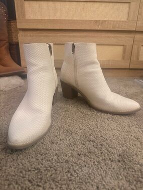Women's White Textured Ankle Boots with Side Zip